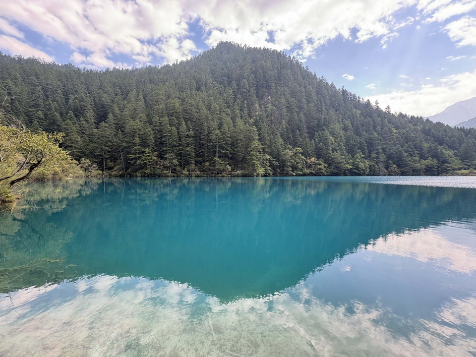 Hồ Hổ với mặt nước xanh như ngọc bích, có thể soi đến tận đáy hồ. (Ảnh: Công Tuyên/TTXVN)