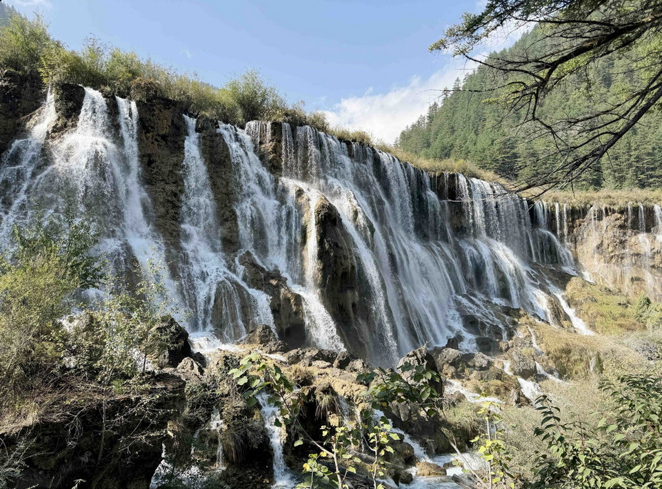 Nằm ở độ cao 2400 mét so với mực nước biển, thác Nuorilang là thác nước bị vôi hóa rộng nhất ở Trung Quốc. (Ảnh: Công Tuyên/ TTXVN)