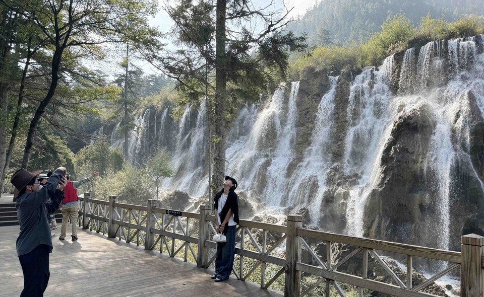 Rất nhiều du khách đã đến thác Nuorilang để check-in. (Ảnh: Công Tuyên/TTXVN)