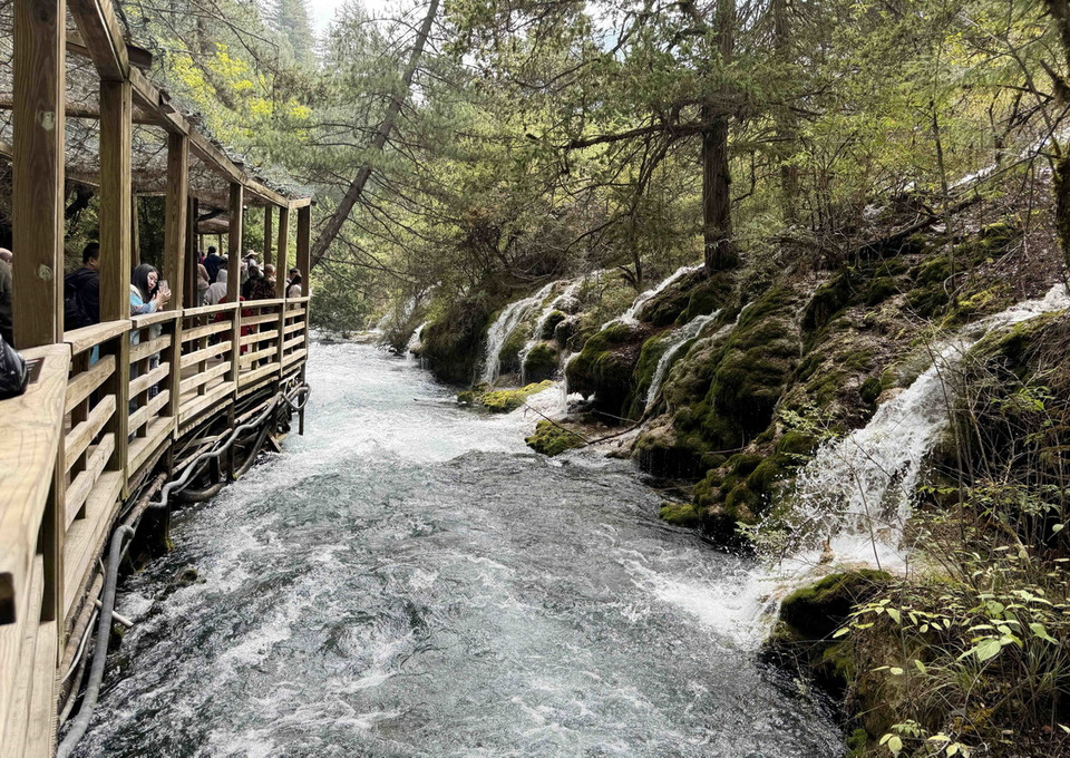 Những dòng suối với nước trong vắt trong khu thắng cảnh Cửu Trại Câu. (Ảnh: Công Tuyên/TTXVN)