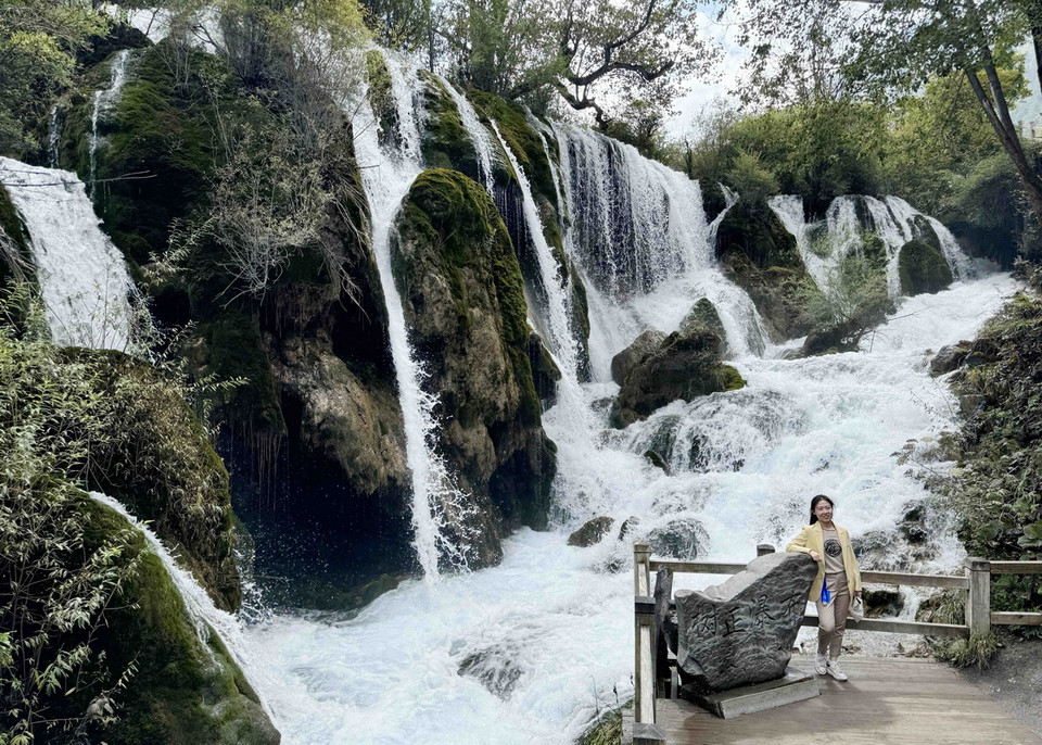 Thác Thụ Chính là thác nước đầu tiên khi vào Cửu Trại Câu, cũng là thác nhỏ nhất trong 4 thác nước ở đây. (Ảnh: Công Tuyên/ TTXVN)