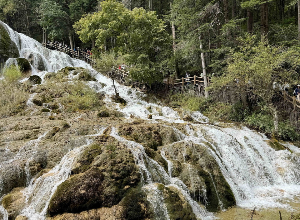 Thác Trân Châu được đánh giá là dòng thác đẹp và hoang dã nhất trong quần thể Cửu Trại Câu. (Ảnh: Công Tuyên/TTXVN)