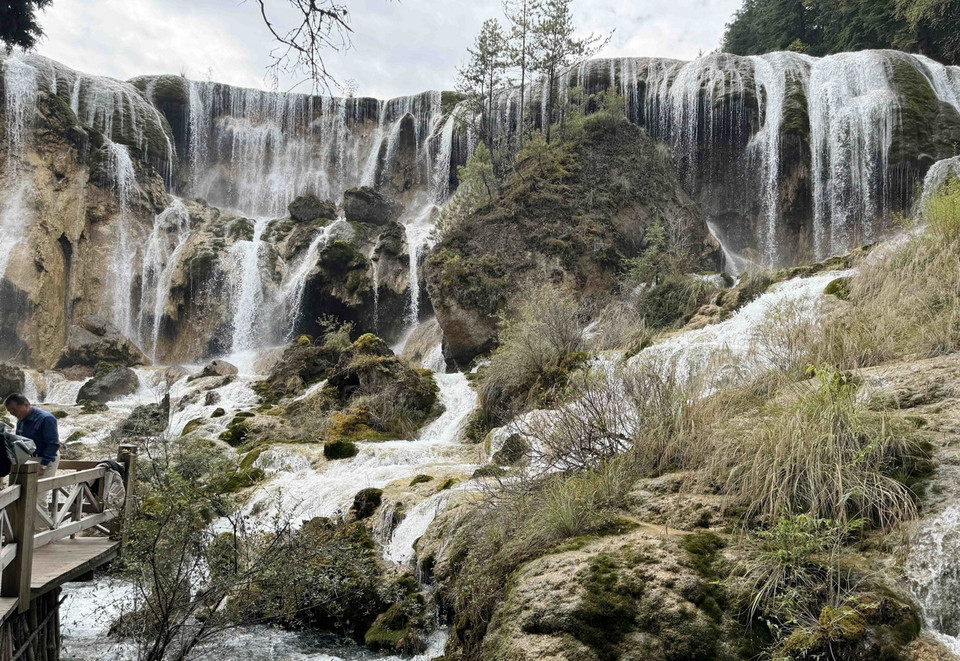 Thác Trân Châu được biết đến là nơi được sử dụng làm một trong những bối cảnh quay bộ phim nổi tiếng Tây Du Ký. (Ảnh: Công Tuyên/TTXVN)