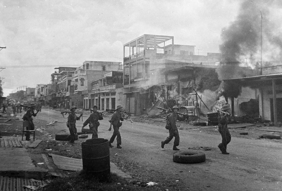 Ngày 9/4/1975, quân ta tiến công vào thị trấn Xuân Lộc, căn cứ phòng thủ trọng yếu của địch bảo vệ Sài Gòn từ phía Đông Bắc. Ngày 21/4, quân địch ở Xuân Lộc tháo chạy, cửa ngõ vào Sài Gòn từ hướng Đông Bắc đã được mở. Ngay từ khi mất Xuân Lộc, Tổng thống Nguyễn Văn Thiệu từ chức. (Ảnh: TTXVN)