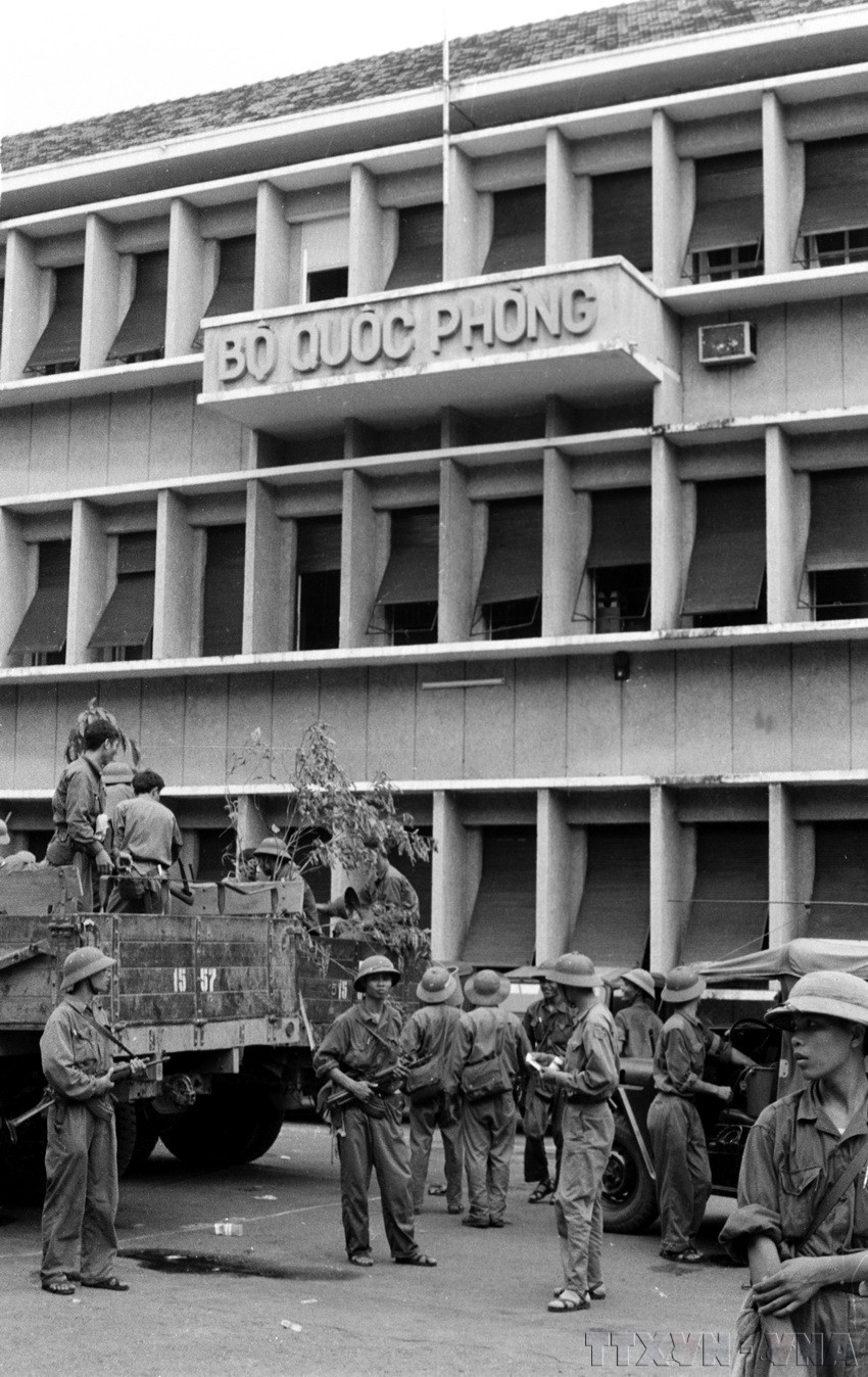 Quân giải phóng đánh chiếm Bộ Quốc Phòng quân ngụy Sài Gòn ngày 30/4/1975. (Ảnh: TTXVN)