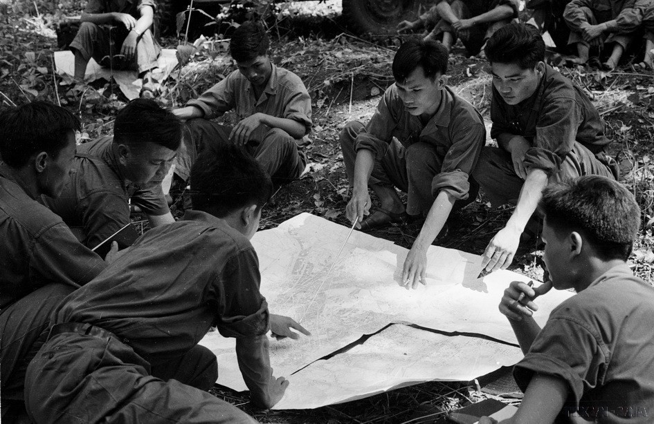 Ban Chỉ huy Trung đoàn 3 (Đoàn Khe Sanh) chuẩn bị phương án tác chiến trong rừng cao su Biên Hòa. (Ảnh: Quang Thành/TTXVN)