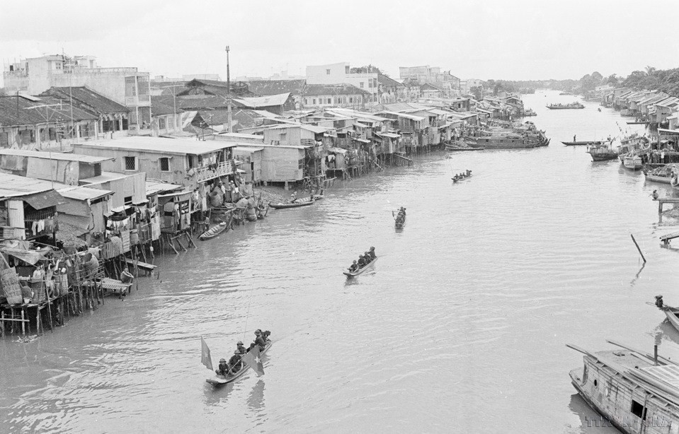 Các chiến sỹ an ninh giải phóng đi tuần trên các kênh rạch sau khi Cà Mau được giải phóng. (Ảnh: Hứa Kiểm/ TTXVN)