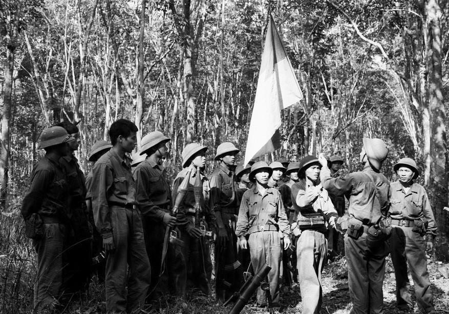 Lễ chuyển giao cờ chiến thắng, tiễn trung đoàn 3 (Đoàn Khe Sanh) trước khi vào chiến dịch giải phóng Sài Gòn tại rừng cao su Biên Hòa (Đồng Nai). (Ảnh: Quang Thành/TTXVN)