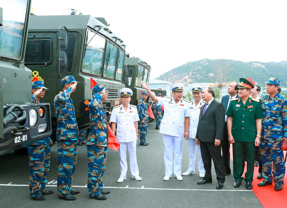 Thủ tướng Nguyễn Xuân Phúc thăm Lữ đoàn Tàu ngầm 189 Hải quân. Thủ tướng Nguyễn Xuân Phúc với cán bộ, chiến sỹ tàu 187 - Bà Rịa-Vũng Tàu. (Ảnh: Thống Nhất/TTXVN)