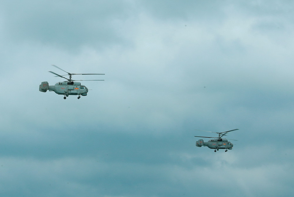 Máy bay của lực lượng Hải quân trình diễn trong Lễ Thượng cờ. (Ảnh: Thống Nhất/TTXVN)