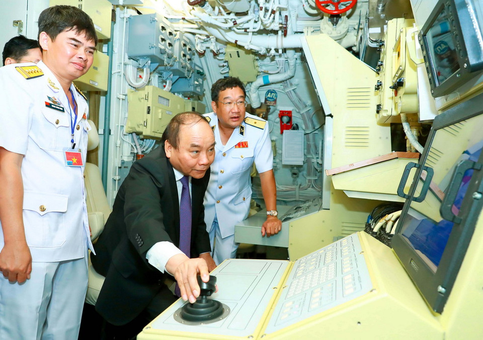 Thủ tướng Nguyễn Xuân Phúc thăm tàu 187 - Bà Rịa-Vũng Tàu. (Ảnh: Thống Nhất/TTXVN)