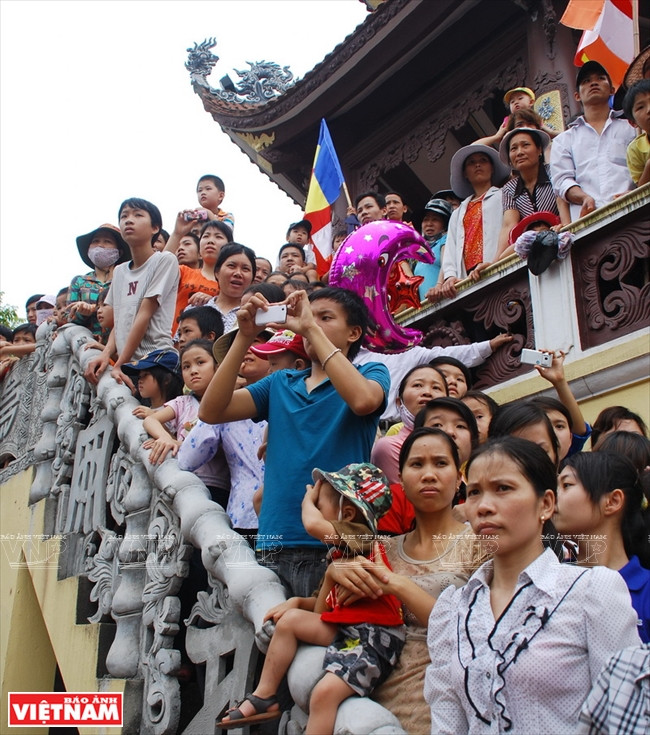 Người dân háo hức đi xem lễ hội rước kiệu cầu mưa 