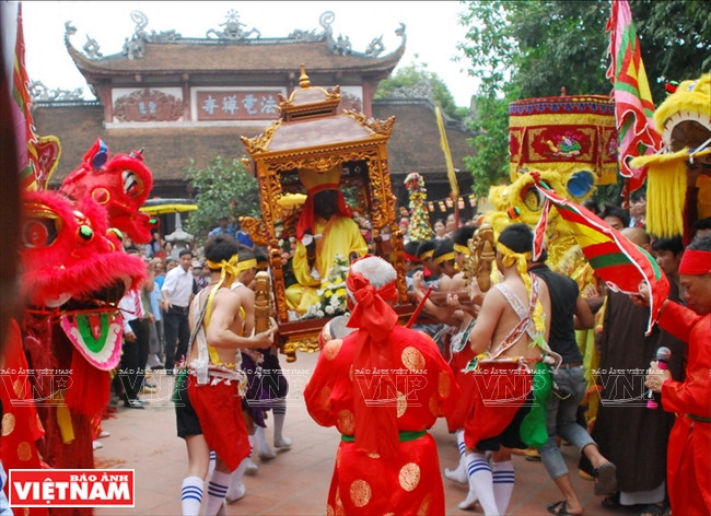 Kiệu của bà Pháp Điện chỉ chạy ra đến cửa chùa chào các chị (Pháp Vân, Pháp Vũ, Pháp Lôi) rồi lại quay vào