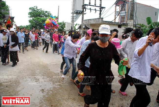 Những người tham gia đoàn rước kiệu đều bị té nước, theo người dân thì những ai bị té nhiều nhất thì năm đó sẽ gặp nhiều vận may