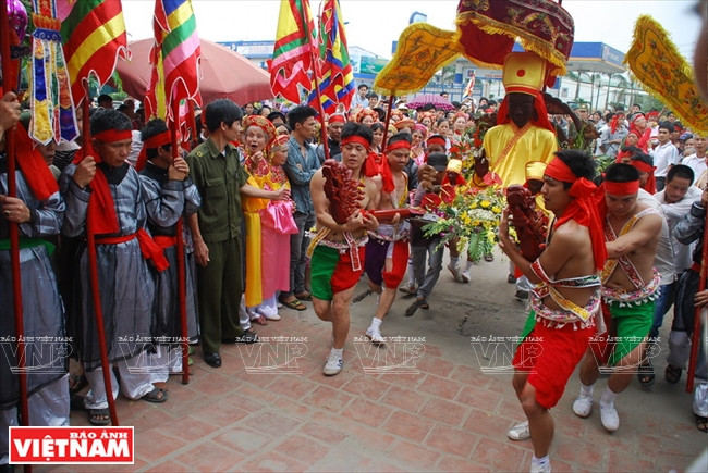 Tượng thần Pháp Lôi được người dân rước về chùa Ôn Xá
