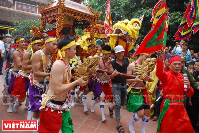 Dẫn đầu đoàn rước kiệu thần Pháp Điện là một người đàn ông cầm cờ chỉ huy đội kiệu