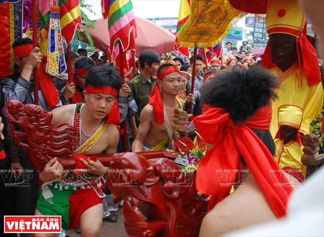 Các thanh niên trai tráng trong làng tham gia đoàn rước kiệu