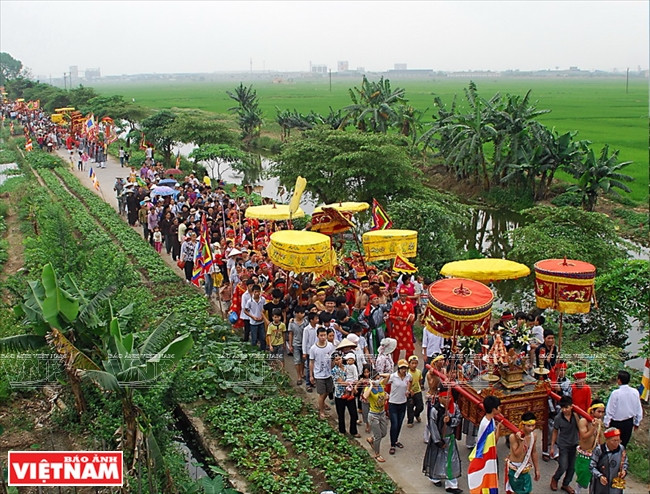 Đoàn rước kiệu các bà Pháp Vân, Pháp Vũ và Pháp Lôi được người dân rước đi quanh xã rồi sau đó đưa đến chùa Ôn Xá để làm lễ
