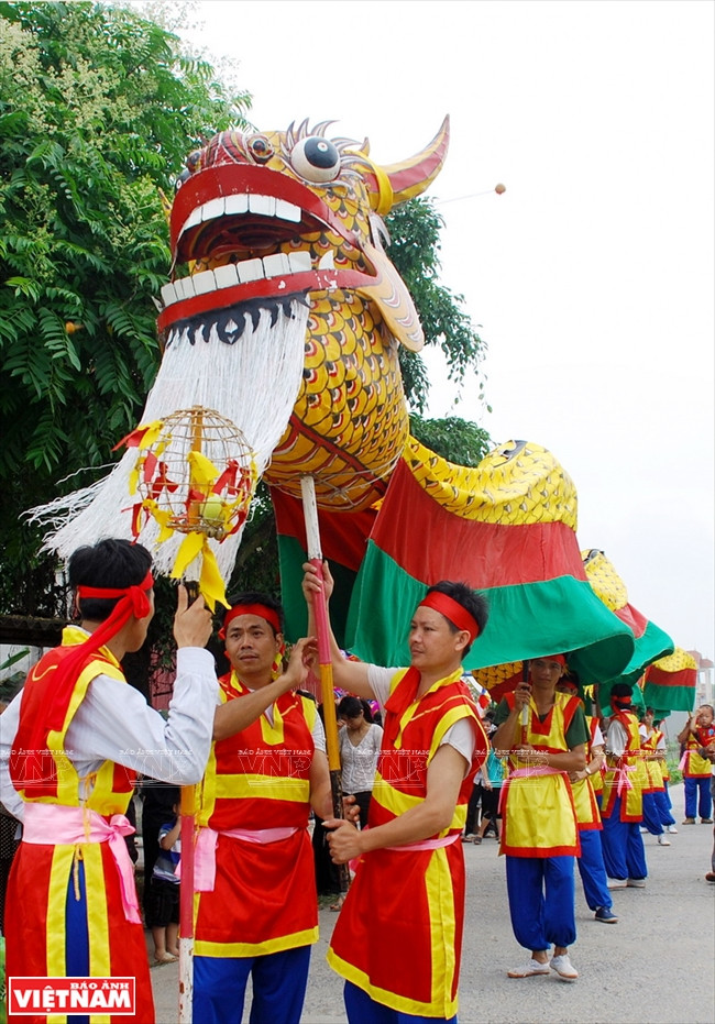 Ngày khai hội diễn ra nghi lễ rước bà Pháp Lôi, Pháp Vũ xuống chùa Thái Lạc, tức nơi thờ bà Pháp Vân. Ngày thứ ba là lễ rước nước, sau đó rước ba bà Pháp Lôi, Pháp Vũ, Pháp Vân về ngự tại chùa Ôn Xá, nơi thờ bà Pháp Điện