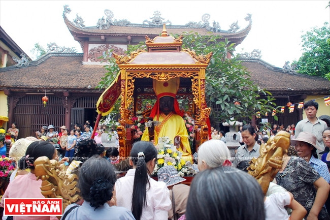 Người dân thành kính trước kiệu thần Pháp Điện