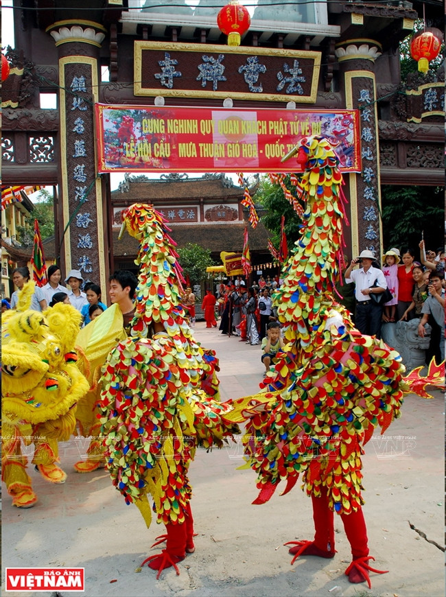 Hai chú công được người dân đóng giả ở chùa Pháp Điện có nhiệm vụ đứng ngoài cửa để đón đoàn rước kiệu các bà Pháp Vân, Pháp Vũ và Pháp Lôi đến