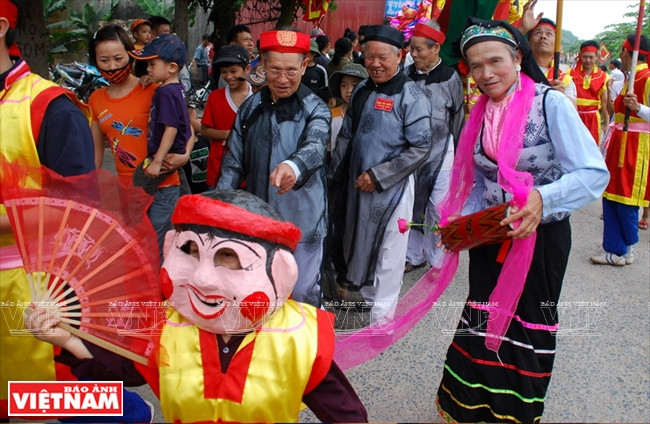 Đoàn rước kiệu vừa đi vừa pha trò, gõ trống để tạo không khí cho lễ hội cầu mưa