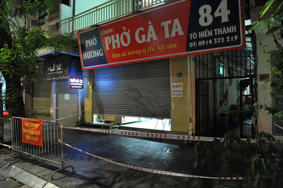 Lập chốt chặn, phong tỏa quán phở gà ở địa chỉ 84 phố Tô Hiến Thành. (Ảnh: Minh Đức/TTXVN)