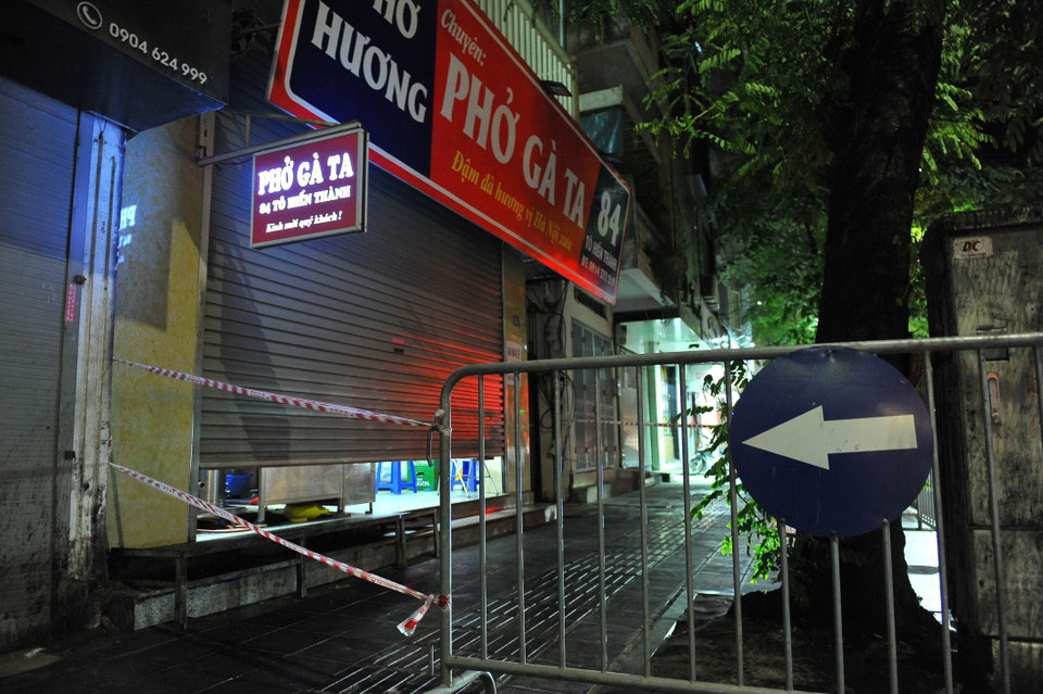 Lập chốt chặn, phong tỏa quán phở gà ở địa chỉ 84 phố Tô Hiến Thành do có liên quan ca mắc COVID-19. (Ảnh: Minh Đức/TTXVN)