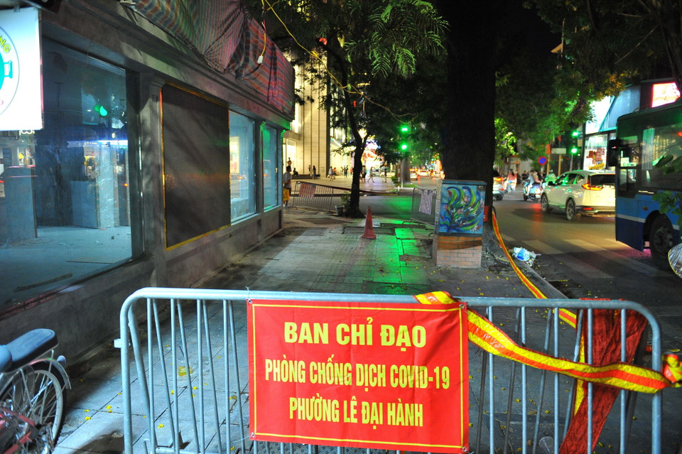 Lực lượng chức năng lập chốt chặn, phong tỏa quán cà phê Aha ở 189 Bà Triệu. (Ảnh: Minh Đức/TTXVN)