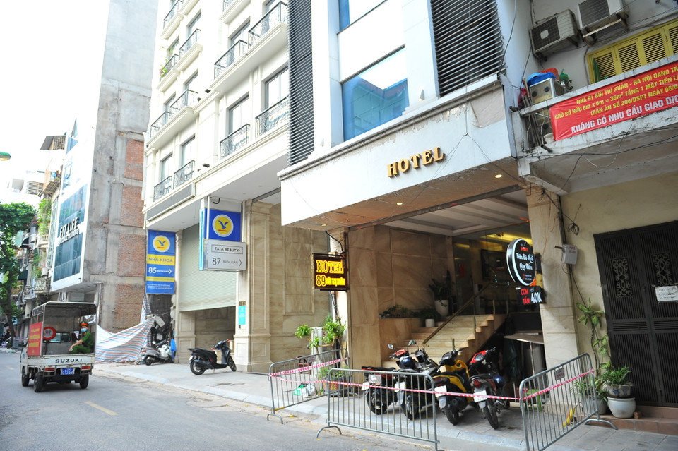 Lực lượng chức năng lập chốt chặn, phong tỏa và tăng cường tuần tra kiểm soát nhắc nhở người dân tại khu vực số nhà 89 Bùi Thị Xuân. (Ảnh: Minh Đức/TTXVN)