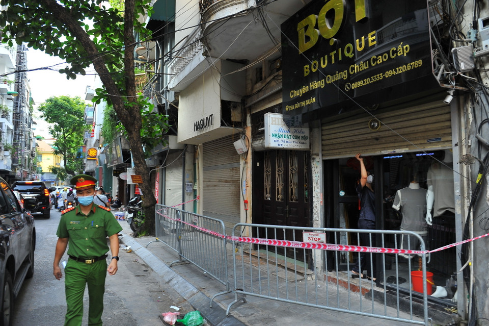 Phong tỏa số nhà 75 Bùi Thị Xuân vì có tiếp xúc với 5 trường hợp sống tại số nhà 89 Bùi Thị Xuân, Hai Bà Trưng, Hà Nội. (Ảnh: Minh Đức/TTXVN)