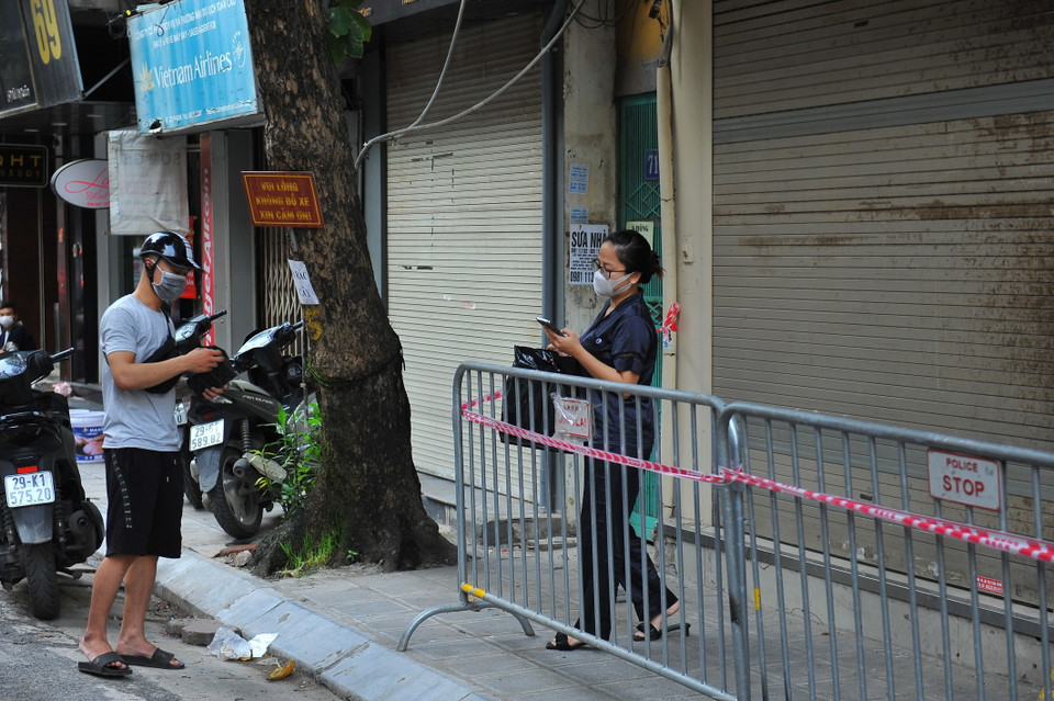 Hình ảnh phong tỏa số nhà 75 Bùi Thị Xuân vì có tiếp xúc với 5 trường hợp sống tại số nhà 89 Bùi Thị Xuân, Hai Bà Trưng, Hà Nội. (Ảnh: Minh Đức/TTXVN)