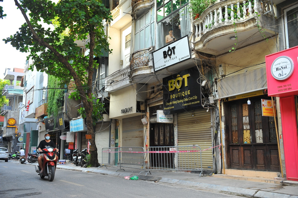 Lực lượng chức năng lập chốt chặn, phong tỏa số nhà 75 Bùi Thị Xuân vì có tiếp xúc với 5 trường hợp sống tại số nhà 89 Bùi Thị Xuân, Hai Bà Trưng, Hà Nội. (Ảnh: Minh Đức/TTXVN)