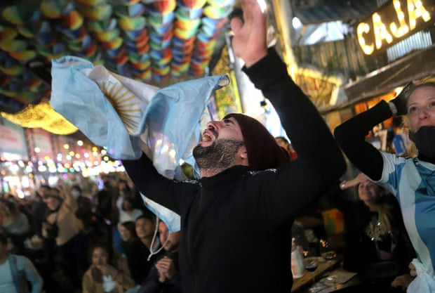 Niềm vui của cổ động viên Argentina sau khi chứng kiến đội nhà đăng quang. (Nguồn: Reuters)