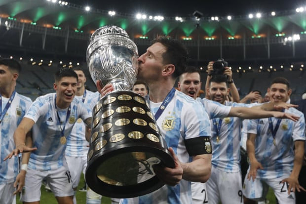 Messi có vinh dự lần đầu hôn cúp vô địch cùng tuyển Argentina. (Nguồn: AP)