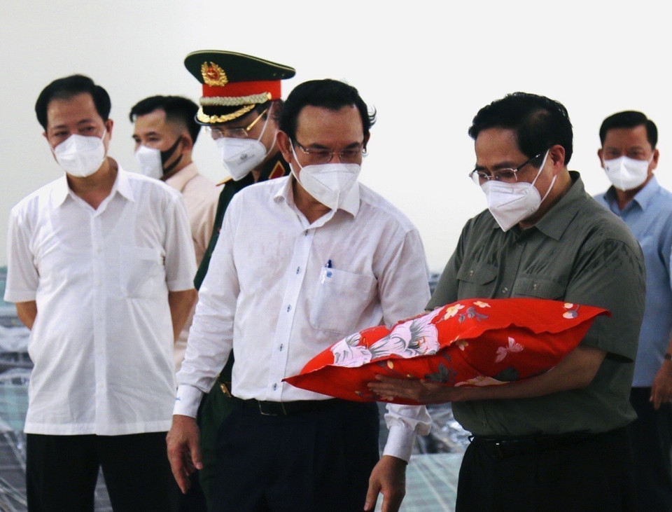 Thủ tướng Phạm Minh Chính và Bí thư Thành ủy TP. Hồ Chí Minh Nguyễn Văn Nên kiểm tra công tác chuẩn bị đồ dùng cho bệnh nhân. (Ảnh: Xuân Tình/TTXVN)