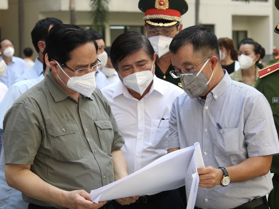 Thủ tướng Phạm Minh Chính xem bản đồ Khu tái định cư 38,4 ha, Chung cư R1, R2, R3, phường An Khánh, thành phố Thủ Đức chuẩn bị thành lập bệnh viện dã chiến. (Ảnh: Xuân Tình/TTXVN)