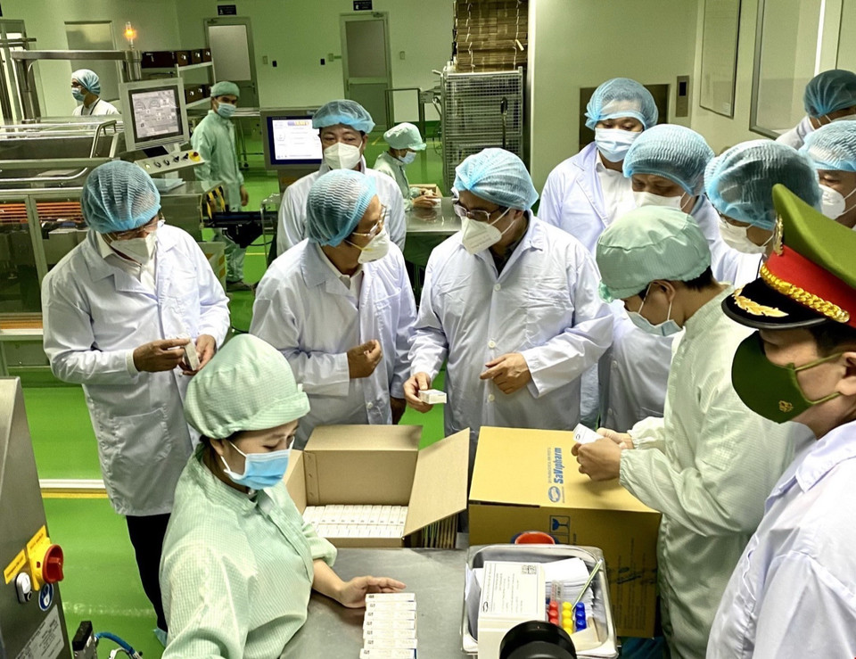 Thủ tướng Phạm Minh Chính đến thăm và làm việc tại Công ty CP Dược phẩm SaVipharm tại khu chế xuất Tân Thuận, Quận 7. (Ảnh: Thanh Vũ/TTXVN)