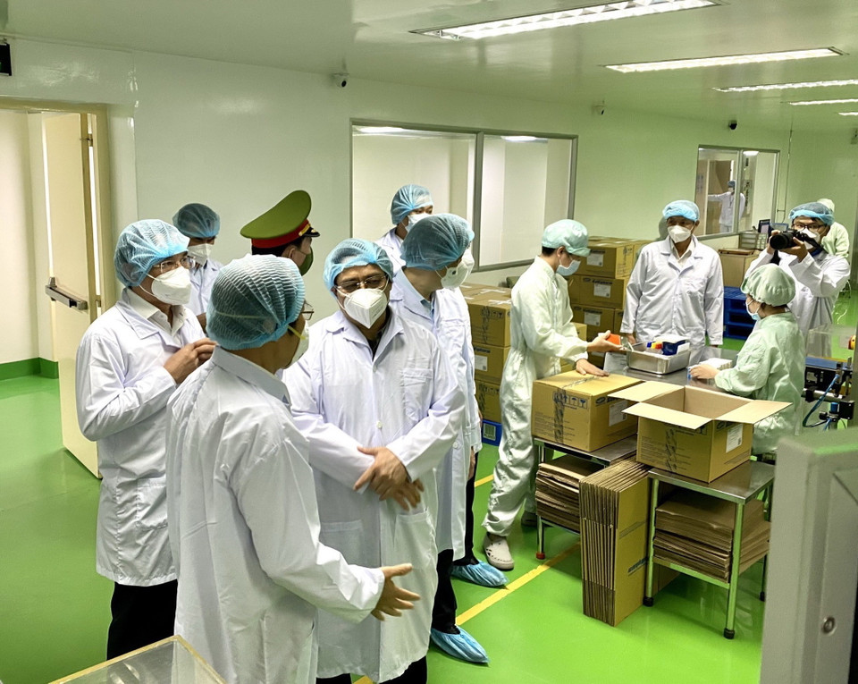 Thủ tướng Phạm Minh Chính đến thăm và làm việc tại Công ty CP Dược phẩm SaVipharm tại khu chế xuất Tân Thuận, Quận 7. (Ảnh: Thanh Vũ/TTXVN)