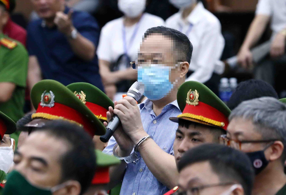 Bị cáo Trần Văn Dự, cựu Phó Cục trưởng Cục Quản lý Xuất Nhập cảnh, Bộ Công an, khai báo trước tòa. (Ảnh: Phạm Kiên/TTXVN)