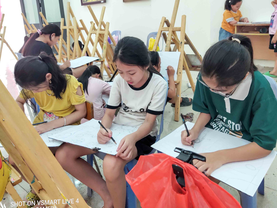 Lớp học vẽ đã trở thành sân chơi lành mạnh, bổ ích trong dịp Hè cho các em thiếu nhi, khơi dậy niềm đam mê nghệ thuật trong thế hệ trẻ. (Nguồn: Vietnam+)