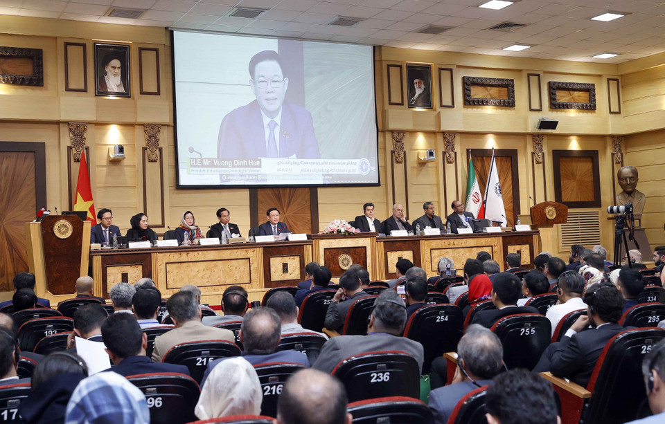 Trong khuôn khổ chuyến thăm chính thức Cộng hòa Hồi giáo Iran, sáng 9/8/2023 (theo giờ địa phương), tại thủ đô Tehran, Chủ tịch Quốc hội Vương Đình Huệ dự và phát biểu tại Diễn đàn Chính sách, Pháp luật thúc đẩy Hợp tác Kinh tế, Thương mại và Đầu tư Việt Nam-Iran. (Ảnh: Doãn Tấn/TTXVN)