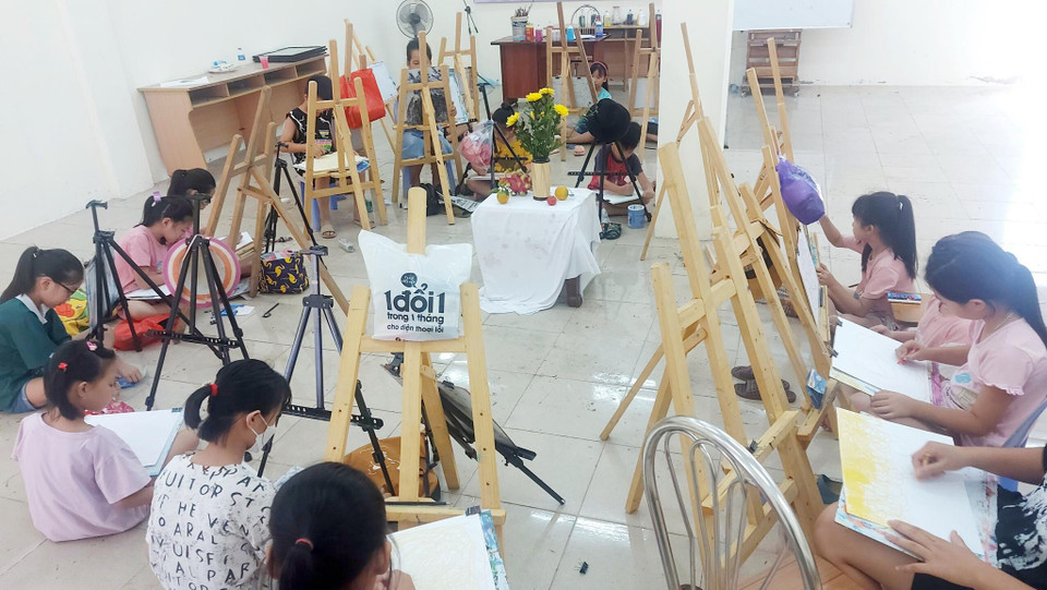 Đến với lớp học, các em được thỏa sức đam mê với hội họa. (Nguồn: Vietnam+)