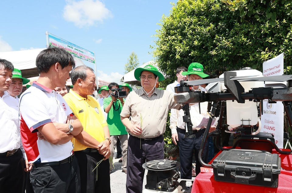 Hình ảnh Thủ tướng Phạm Minh Chính khảo sát mô hình nông nghiệp công nghệ cao, sản xuất lúa của Hợp tác xã Dịch vụ Nông nghiệp Thắng Lợi. (Ảnh: Dương Giang/TTXVN)