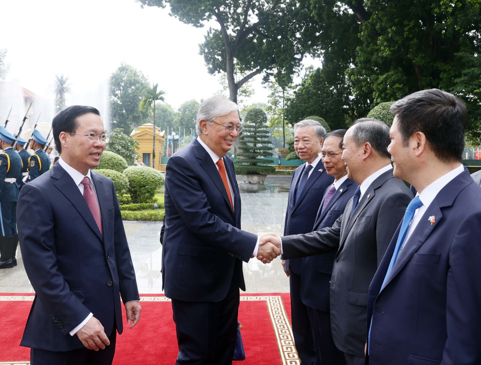Chủ tịch nước Võ Văn Thưởng giới thiệu các thành viên Đoàn đại biểu Việt Nam với Tổng thống Kazakhstan Kassym-Jomart Tokayev tại lễ đón. 