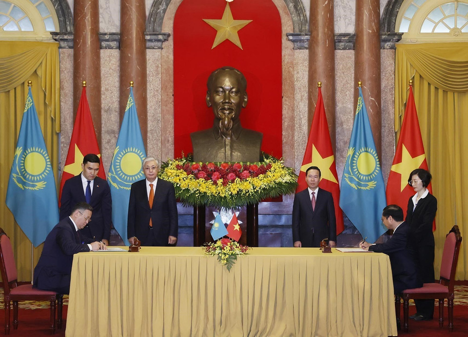 Chủ tịch nước Võ Văn Thưởng và Tổng thống Kazakhstan Kassym-Jomart Tokayev chứng kiến Lễ ký Hiệp định giữa nước Cộng hòa Xã hội chủ nghĩa Việt Nam và nước Cộng hòa Kazakhstan về miễn thị thực cho người mang hộ chiếu phổ thông. (Ảnh: Thống Nhất/TTXVN)