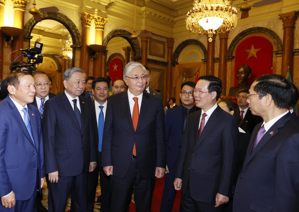 Chủ tịch nước Võ Văn Thưởng và Tổng thống Kazakhstan Kassym-Jomart Tokayev tại lễ đón. (Ảnh: Thống Nhất/TTXVN)