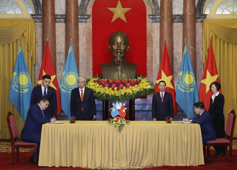 Chủ tịch nước Võ Văn Thưởng và Tổng thống Cộng hòa Kazakhstan Kassym-Jomart Tokayev chứng kiến Lễ ký Bản Ghi nhớ giữa Đài Truyền hình Việt Nam và Đài Truyền hình Quốc gia Kazakhstan (Khabar Agency). (Ảnh: Thống Nhất/TTXVN)