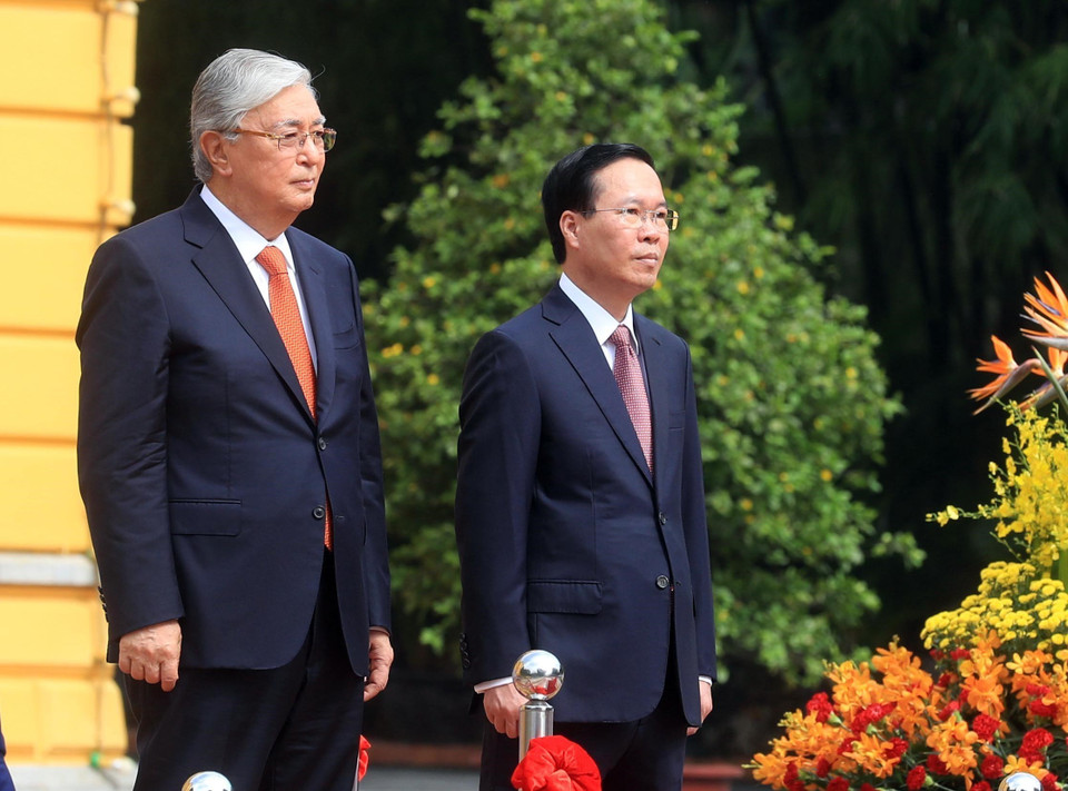Chủ tịch nước Võ Văn Thưởng và Tổng thống Kazakhstan Kassym-Jomart Tokayev nghe quân nhạc cử Quốc thiều hai nước. (Ảnh: Thống Nhất/TTXVN)
