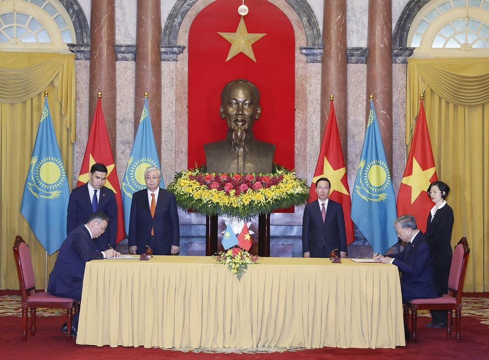 Chủ tịch nước Võ Văn Thưởng và Tổng thống Kazakhstan Kassym-Jomart Tokayev chứng kiến Lễ ký Hiệp định giữa nước Cộng hòa Xã hội chủ nghĩa Việt Nam và nước Cộng hòa Kazakhstan về chuyển giao người bị kết án phạt tù. (Ảnh: Thống Nhất/TTXVN)